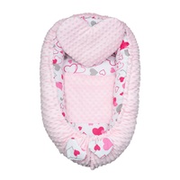 Luksusowe gniazdko z kołderką dla niemowlaka New Baby z Minki różowe serduszka