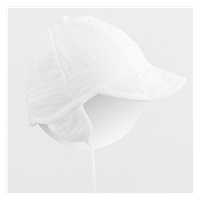 Letnia muślinowa czapka dziecięca z daszkiem New Baby biała