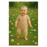 Dziecięcy muślinowy zestaw koszulka i spodnie New Baby beige